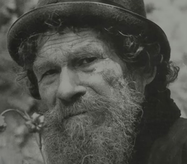 1. Человек на фото - Это Карп Лыков, который привез свою семью в Сибирь для того, чтобы укрыться от цивилизации.