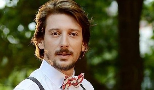 1. Engin Hepileri, lise yıllarında başlayan tiyatro aşkını İstanbul Üniversitesi Devlet Konservatuvarı Tiyatro Bölümü’yle taçlandırdı.