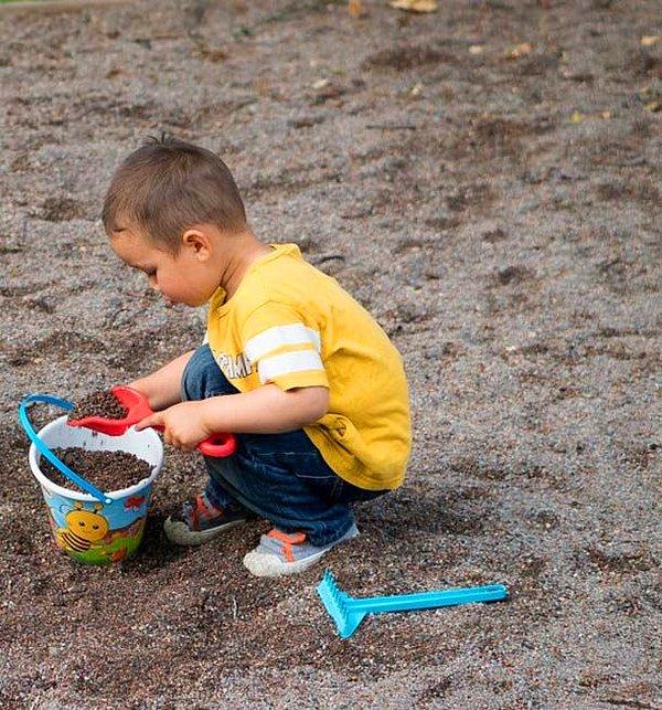 3. Çocuk, bahçede kumla oynarken eşit büyüklükte birçok delik açmış ve oldukça odaklanmış görünüyormuş. Annesi yanına gidip ne yaptığını sormuş ve çocuk demiş ki, ''Ruhumu gömüyorum.''