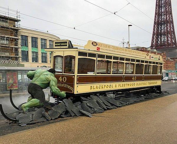 19. Bu reklamda Hulk bir tramvayı durduruyor...