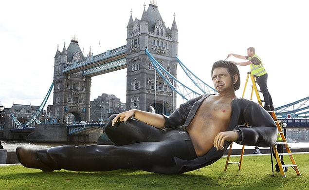 10. Jurassic Park'ın 25. yıl dönümünü kutlamak için Londra'ya Jeff Goldblum'ın heykeli dikildi.
