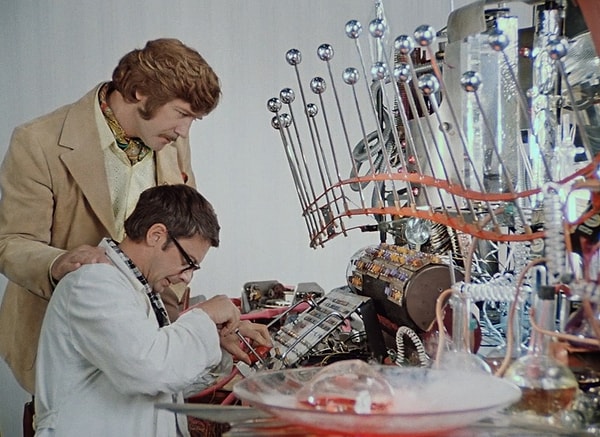 2. А кто изобрел машину времени и даже получил за нее премию?