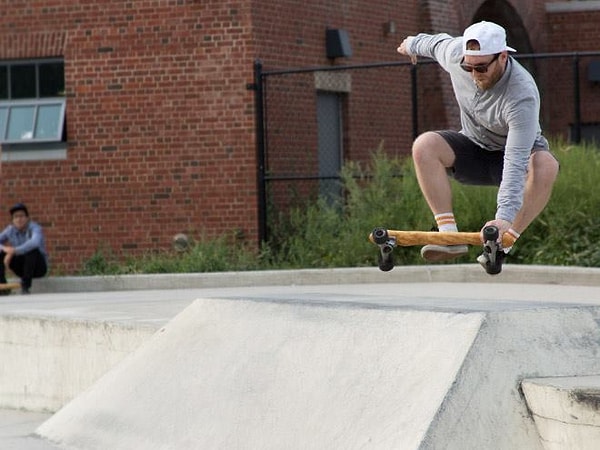 6. От слова багет (длинное и тонкое хлебобулочное изделие), разумеется.