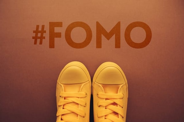 2. Для вас человек с FOMO - ...