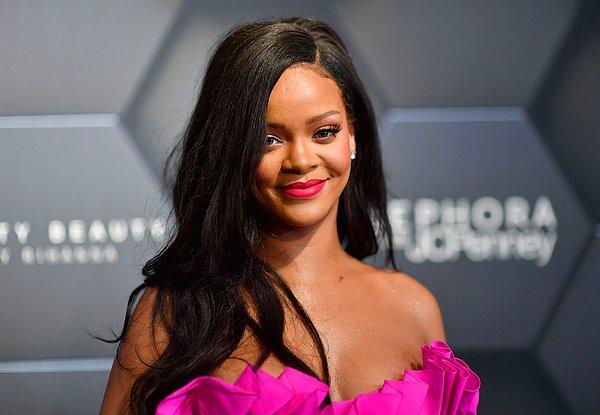 Rihanna'nın oğullarıyla deniz kenarında çekildiği fotoğraf goygoycuların diline düştü.