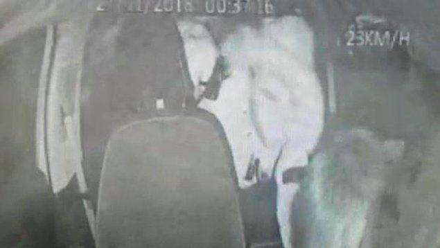 Taksi sürücüsü Nihat Elçi kanlar içerisinde kalırken şüpheli şahıs aracın ön kısmına eğilerek bir şeyler aradı