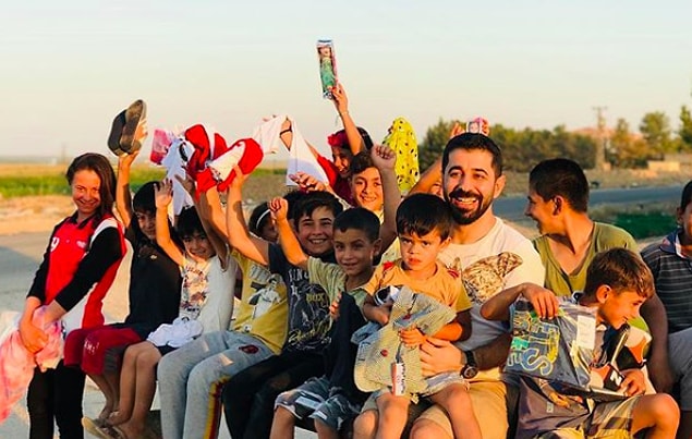4. Oyuncak Kardeşliği ekibi güzel yürekleriyle çocukları mutlu etti, bize de yaptıkları bu şahane hareketi övmek kaldı. Bu dünyalar tatlısı kardeşimizin sevinci, hepimizi mutluluk gözyaşlarına boğdu.