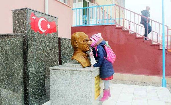 10. Son olarak hepimizin yüzüne tebessüm yerleştirecek bir kareyle noktayı koyalım. Atatürk sevgisini minicik yüreğinde taşıyan Zeynep Alkaç, sevginin ölümsüzlüğünü bizlere gösterdi.