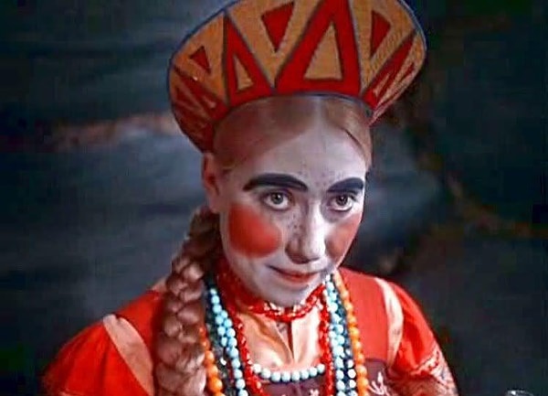 5. Представьте, что вам нужно идти на праздник и быть во всей красе. А в вашей косметичке ничего, кроме советских румян нет. Ваши действия?