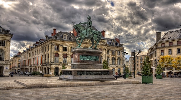 6. Кто был известен как “Орлеанская дева”?