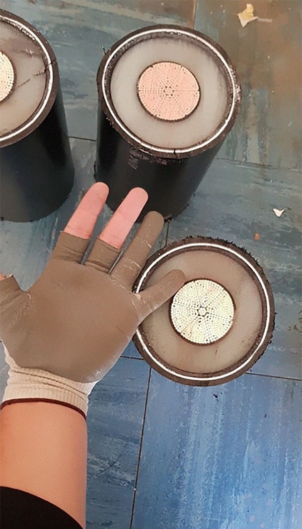 14. Размер подземных кабелей по сравнению с человеческой рукой