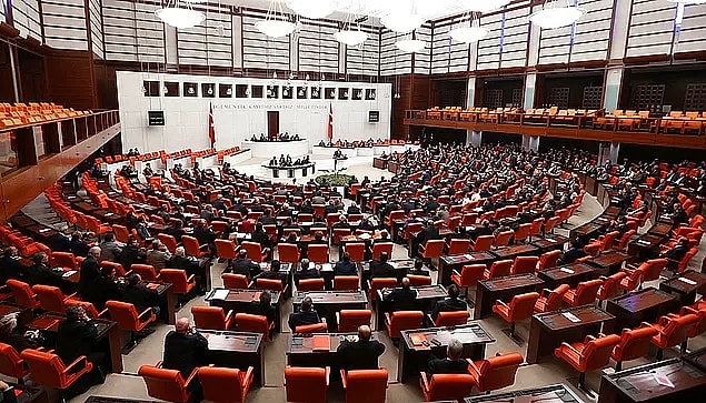 3. Tok yatarken açın halinden anlamadık, yoksulluk sınırı dağları aşmışken rahat koltuklarımızda yayıldık ve halkımızın ihtiyaçlarını görmezden geldik.