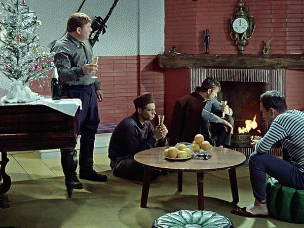 1. В какую игру играла компания в "Джентельменах удачи" при встрече Нового года?