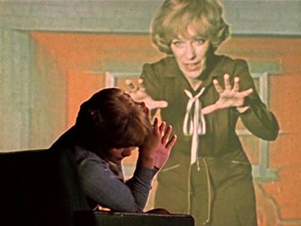 4. Что сделала Шемаханская с Аленой в фильме "Чародеи"?