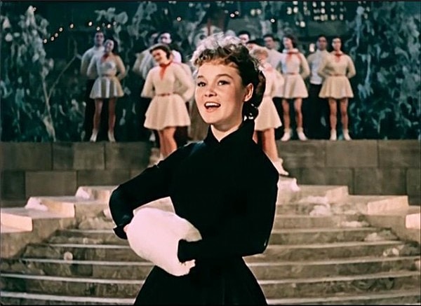 10. "С любовью встретиться. Проблема трудная. Планета вертится. Круглая, круглая"