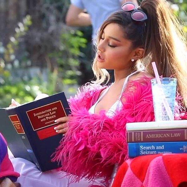 Filmdeki gibi hukuk öğrencisi rolündeki Ariana Grande'nin okuduğu kitap önemli.
