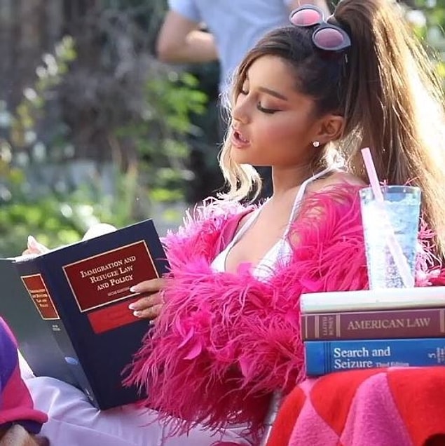 Filmdeki gibi hukuk öğrencisi rolündeki Ariana Grande'nin okuduğu kitap önemli.