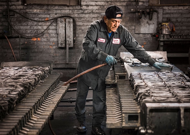 2. Fotoğrafçı Christopher Payne, ABD’de kalan son kurşun kalem fabrikalarından biri olan General Pencil Company ile iletişime geçti.