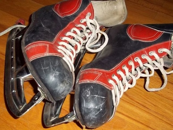 3. А как назывались популярные в народе коньки на ботинках?