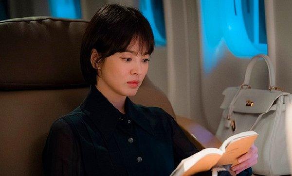 Song Hye Kyo, dizide bir politikacının kızı olan Cha Soo Hyun karakterini canlandırıyor. Cha Soo Hyun, ailesinin hırslarına kurban giden genç bir kadın olarak karşımızda...