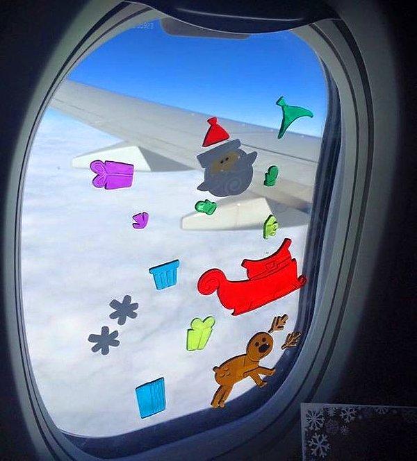 10. "Küçük çocuğum uçakta yaklaşık 30 dakika boyunca bu cam yapıştırmalarıyla oynamakla meşguldü. Taşıması kolay, çocuklar için eğlendirici ve ucuz!"