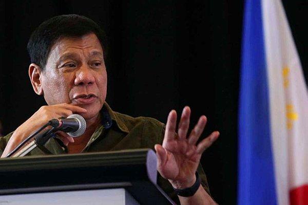 Daha önce de birçok kez pervasızca ve düşünmeden konuştuğu bilinen Filipinler Devlet Başkanı, toplantı çıkışında gazetecilere şaka yaptığını söyledi.