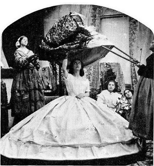 6. 1860’larda elbiseler öyle genişledi ki kadınlar sık sık kapı aralığına sıkışıyordu.