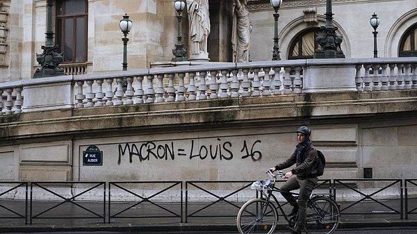 Ve birçok binaya Macron karşıtı yazılar yazıldı.