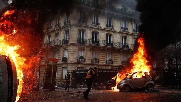 Göstericiler, Paris'in caddelerinde çok sayıda aracı ateşe verdi.