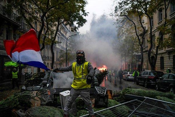 Eylemciler, geçen cumartesi sabahın erken saatlerinde yoğun güvenlik önlemlerinin alındığı Champs-Elysees Caddesi çevresinde toplandı.