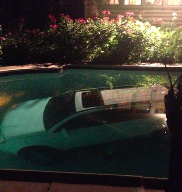 12. Только пьяные способны припарковать авто в бассейне