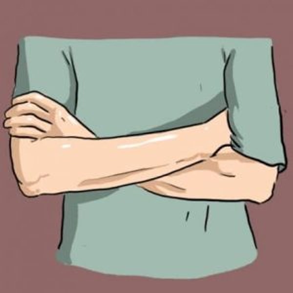 Когда вы перекрещиваете руки, сверху располагается правая: