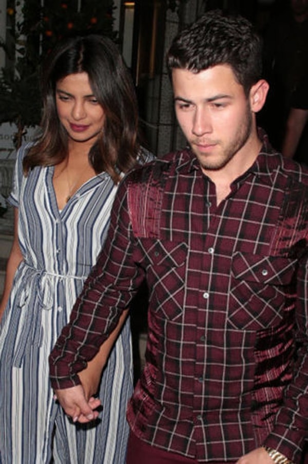 2. Помолвка состоялась в августе, спустя пару месяцев после того, как пара начала встречаться.