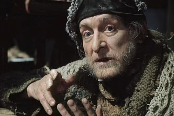 3. А чем Плюшкин угощал Чичикова?