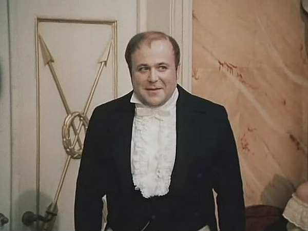 9. Фрак какого цвета Чичиков надевает на торжественные мероприятия?