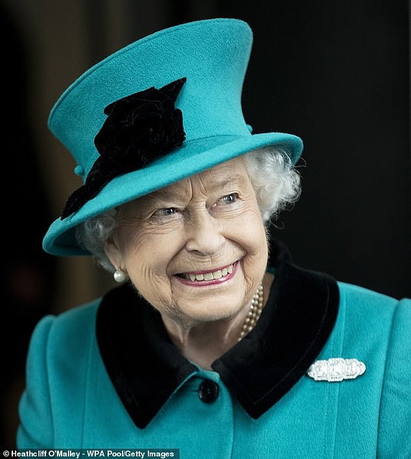 Известно, что сейчас дворец активно украшают к Рождеству.