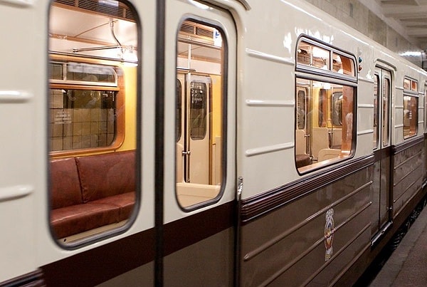 Сиденья здесь мягкие и напоминают скорее кушетку, что делает любую поездку более приятной и удобной.