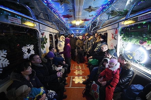 Ближе к кануну Рождества к поезду прицепляют еще один вагон, посвященный главному христианскому празднику.