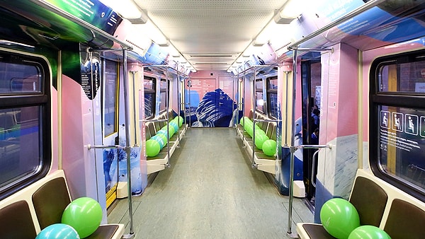 Вагоны оформлены с помощью фото природных ландшафтов этих регионов и снимков животных, которые там обитают.