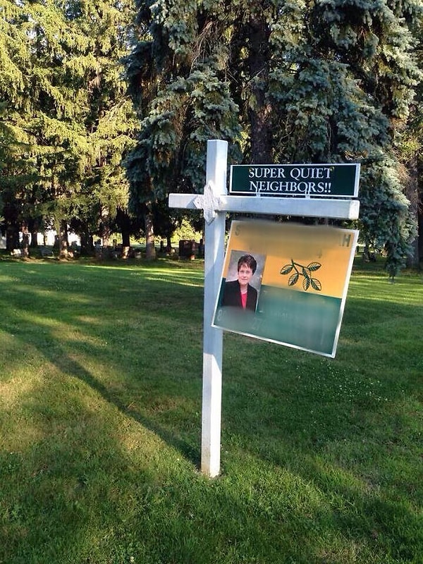 17. Надпись на знаке "Очень тихие соседи". Да, если присмотреться к заднем плану, то можно понять, что тише и не бывает
