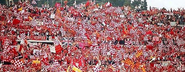 1960 ve 70’lerden itibaren ülkenin en popüler kulübü olan Liverpool’u destekleyen çok büyük bir taraftar kitlesi vardır. Bu yüzden Liverpool'a gönül verenler adeta her deplasmana Çin ordusu gibi akın etmektedir.