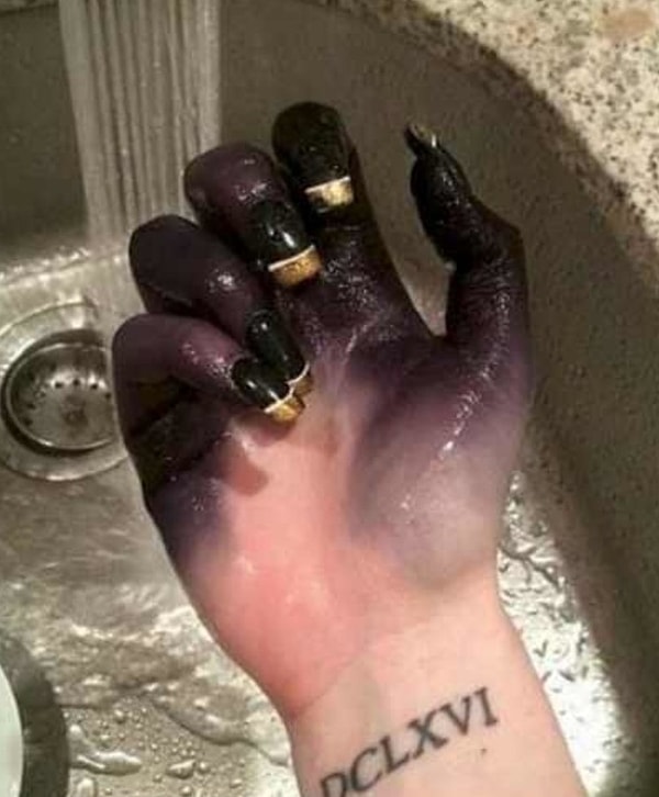 9. Краска для одежды просочилась сквозь перчатки. Добро пожаловать в некроманты!