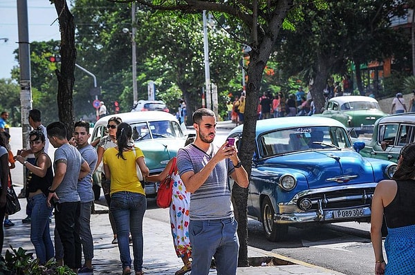 Sadece denetim altındaki e-posta adreslerine girebiliyorlardı