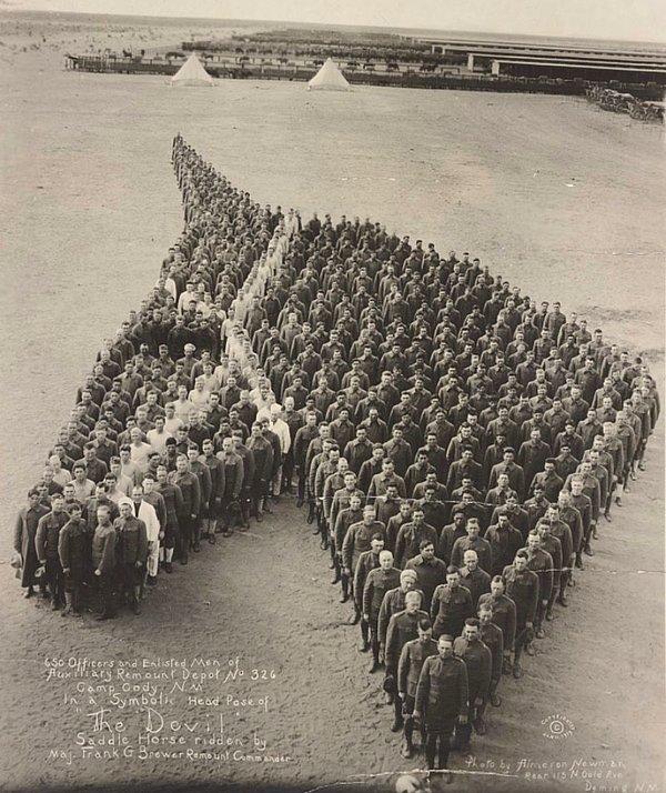 8. Birinci Dünya Savaşı'nda hayatını kaybeden tüm atlar için askerlerden saygı duruşu.