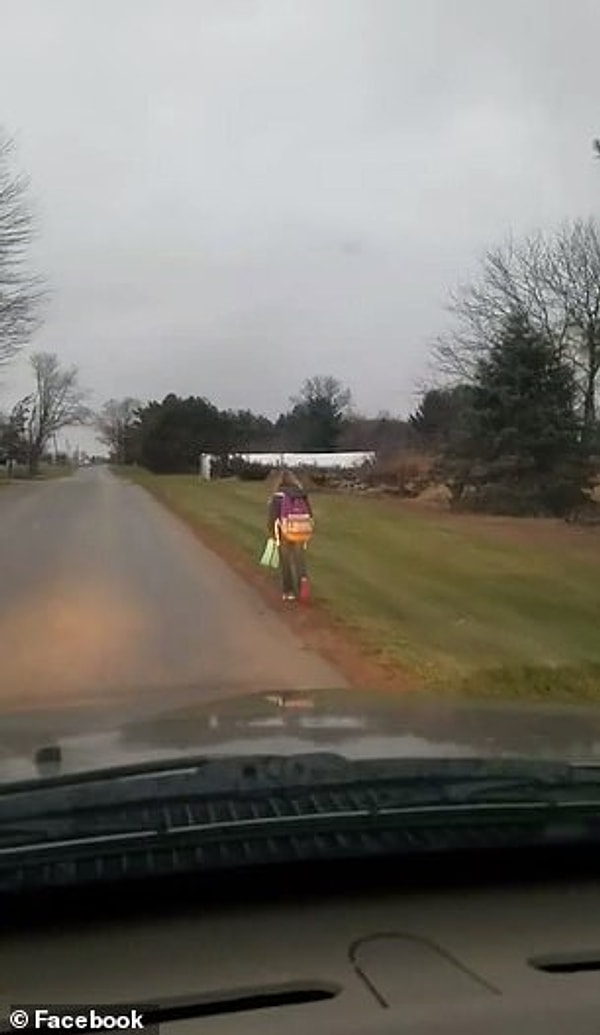 4. Ролик набрал более 15 млн просмотров. На видео видно, как девочка идет с рюкзаком по обочине.