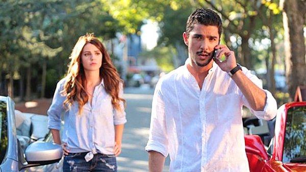 Bu iki oyuncunun yolu "Ulan İstanbul" dizisinin setinde kesişti. Ardından aşk yaşamaya başlayan çift 3 yıllık ilişkilerini evlilikle taçlandırdı.