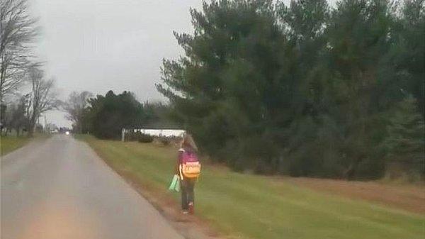 Baba Cox, kızı Kristen'ı okula yürürken arabayla arkasından takip etti.