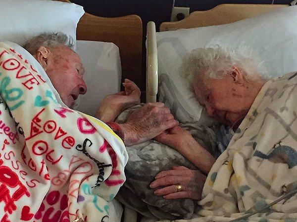 1. "96 yaşındaki büyükannem, ölümünden yalnızca birkaç saat önce 100 yaşındaki dedemin yanında. 77 yıllık evlilik..."