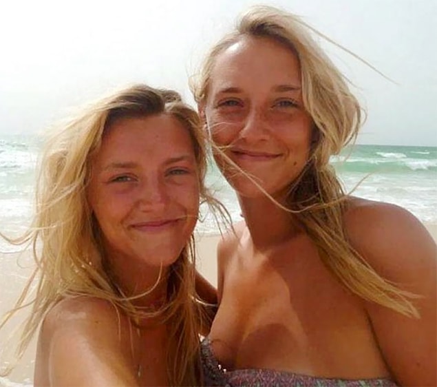 17. "En yakın arkadaşım Tara (24) ve kardeşi Pippa (21). Fas'a yaptıkları 3 aylık gezinin bitiminde çekildi bu fotoğraf. İkisi de 1 gün sonra araba kazasında hayatını kaybetti. Annelerinin doğum günü için İngiltere'ye geri döneceklerdi."