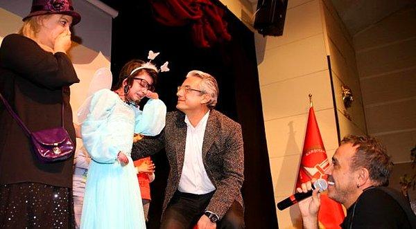 Karşıyaka Belediyesi Vecdi Altay Çocuk Kulübü’nde başlayan tiyatro serüvenini muhteşem bir gösteriyle taçlandıran Elfida, halk arasında 'kelebek hastalığı' olarak bilinen ve nadir görülen Epidermolysis Bullosa ile dünyaya geldi.